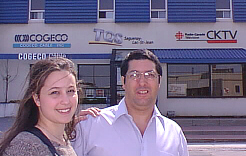 Jacinthe Bdard et Jean Hamel de l'AQSA, face aux studios de Cogeco d'Alma.